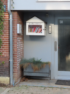 912542 Afbeelding van de minibibliotheek 'de Boze heks.nl' naast de voordeur van de woning Mgr. van de Weteringstraat ...